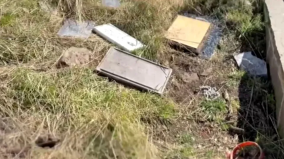 Malvinas: la TV chilena mostró placas argentinas fuera del cementerio de Darwin