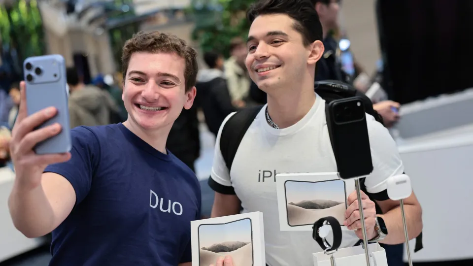 Apple puso en venta este viernes una cantidad “limitada” de su smartphone plegable, el iPhone Duo