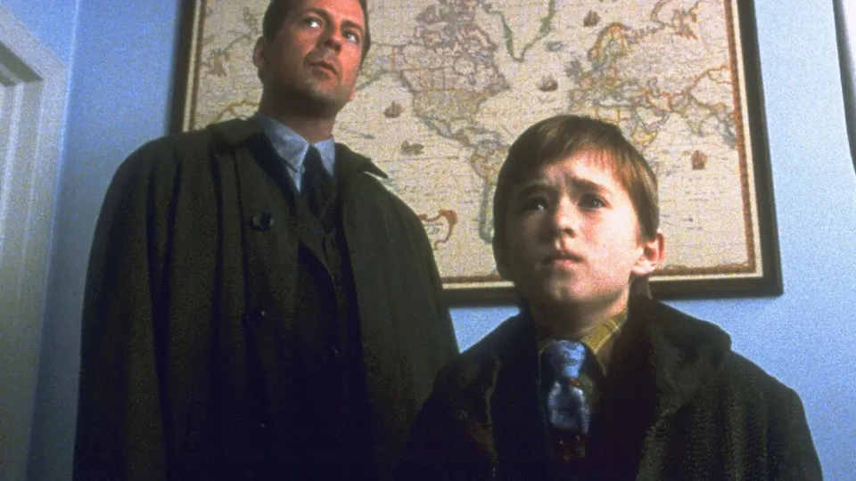 El niño de 'El sexto sentido' y la anécdota con Bruce Willis que explica sus lágrimas en la película: "Yo no hacía más que pensar en aquel primer día de trabajo"