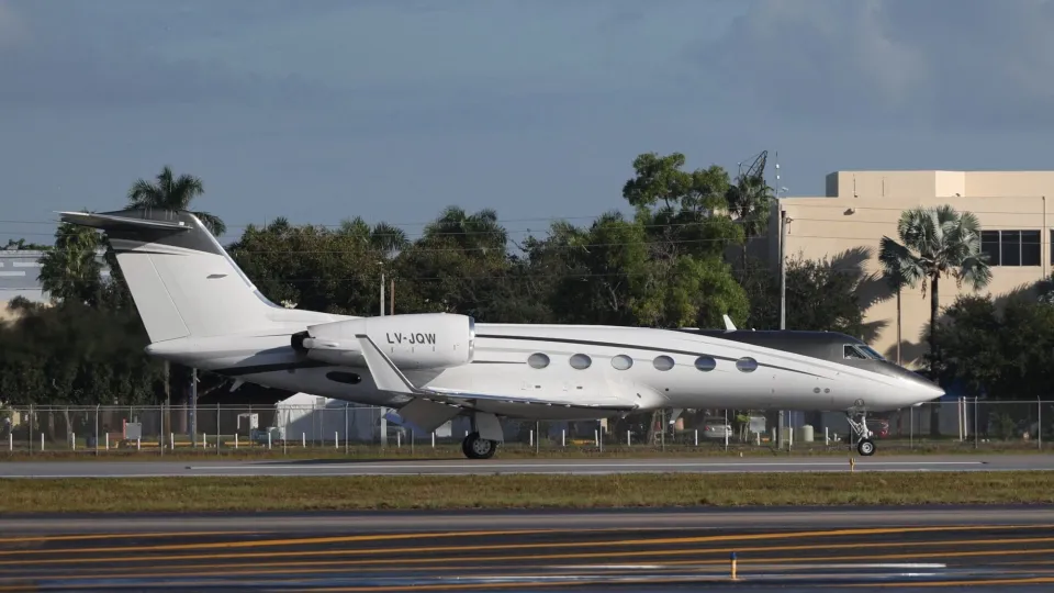 La salida de Bolsonaro: un pago exprés de US$140.000, la lista inicial de 8 pasajeros y un avión que también trasladó a Lula
