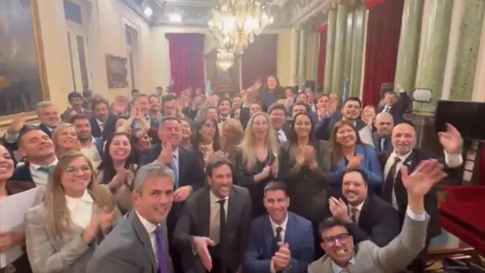 Milei cumplió 56 años: Karina y los diputados libertarios le cantaron en el Congreso