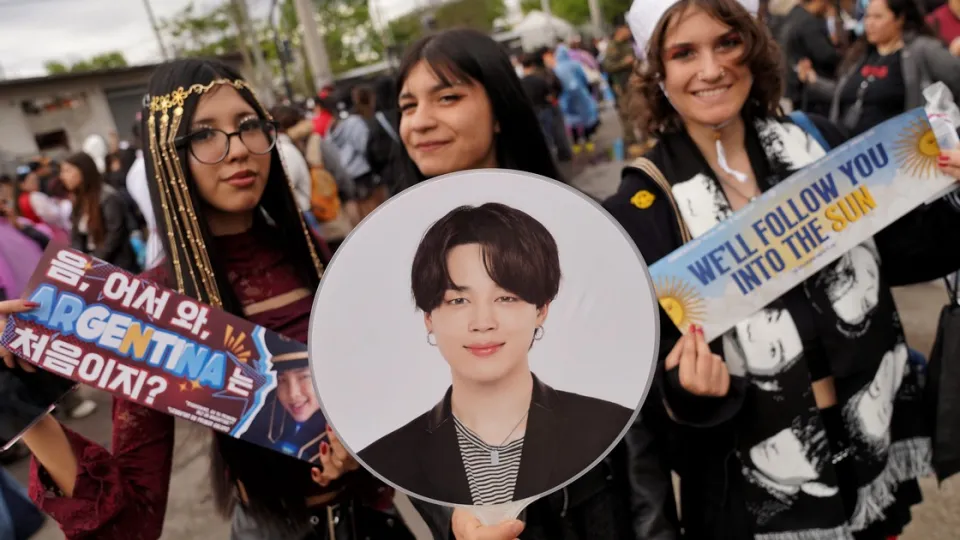 BTS y una colorida previa bajo la lluvia: la expectativa de las fanáticas al estar cerca de cumplir un sueño