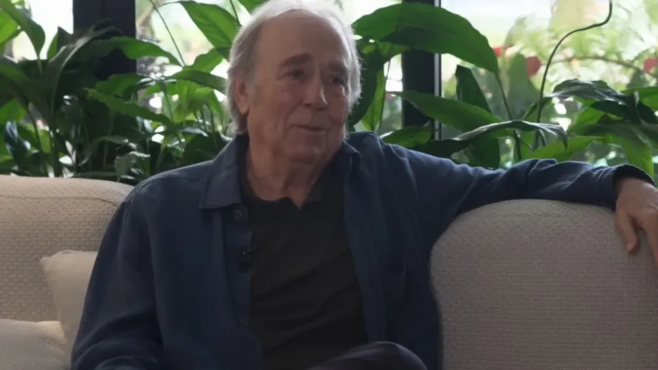 Joan Manuel Serrat a sus 82 años: “Todo pasa muy deprisa; hoy eres fuego y mañana olvido”