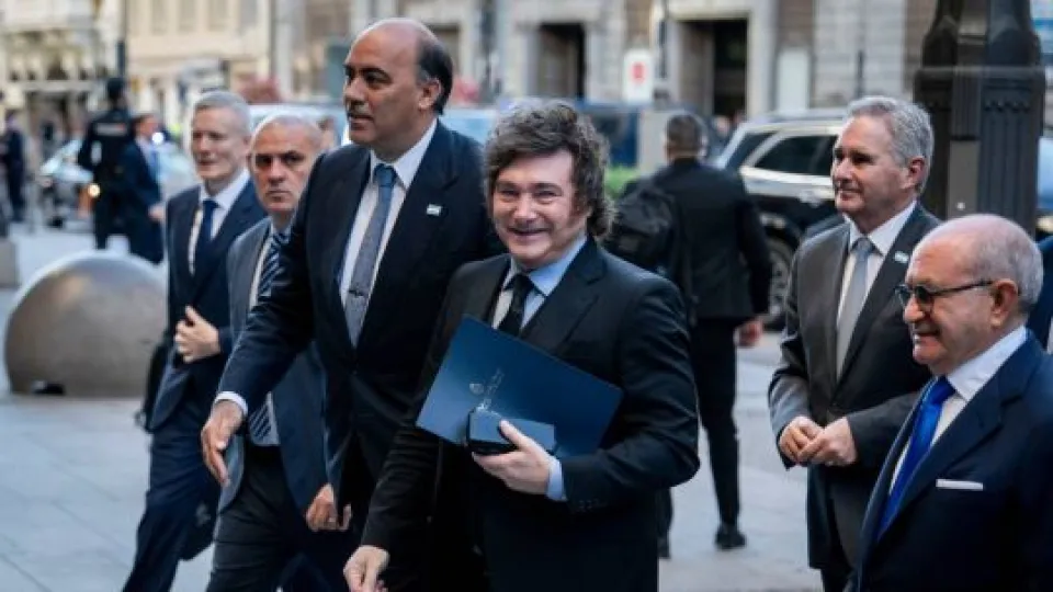 Milei copó las tapas de España con insultos a Sánchez, peleas con periodistas y un abrazo con Ayuso