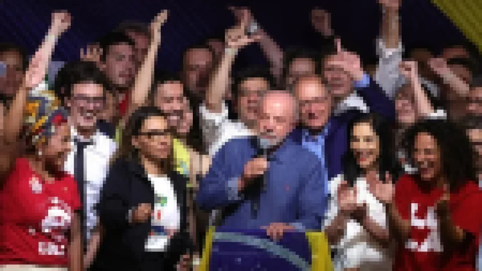 Lula da Silva se impone a Flávio Bolsonaro y es reelecto presidente de Brasil