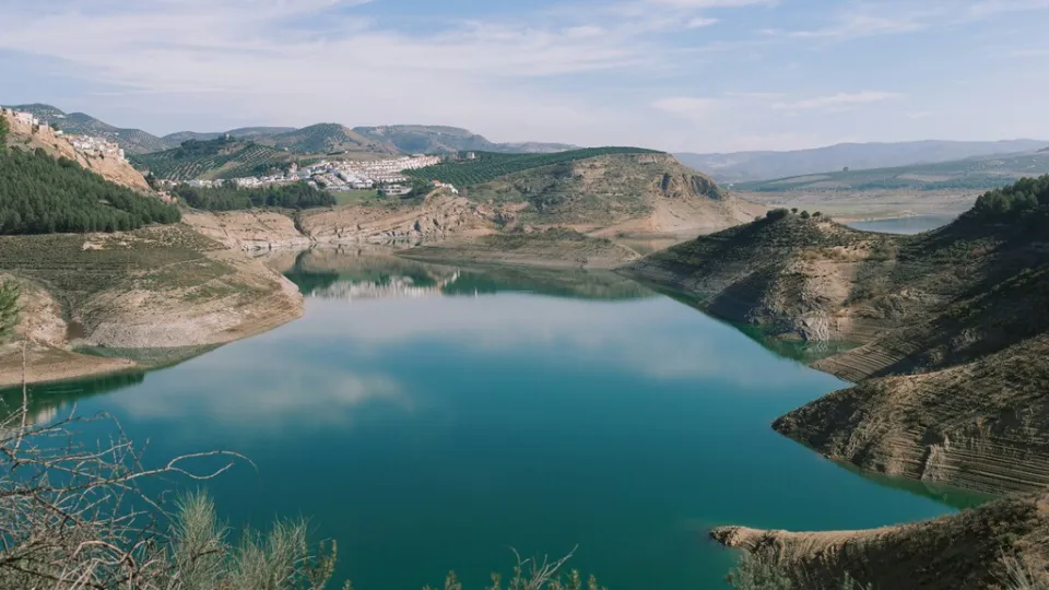 A principios de los 2000, alguien echó un siluro al mayor pantano de Andalucía. Acto seguido, la pesca se desplomó un 76% y sigue sin recuperarse