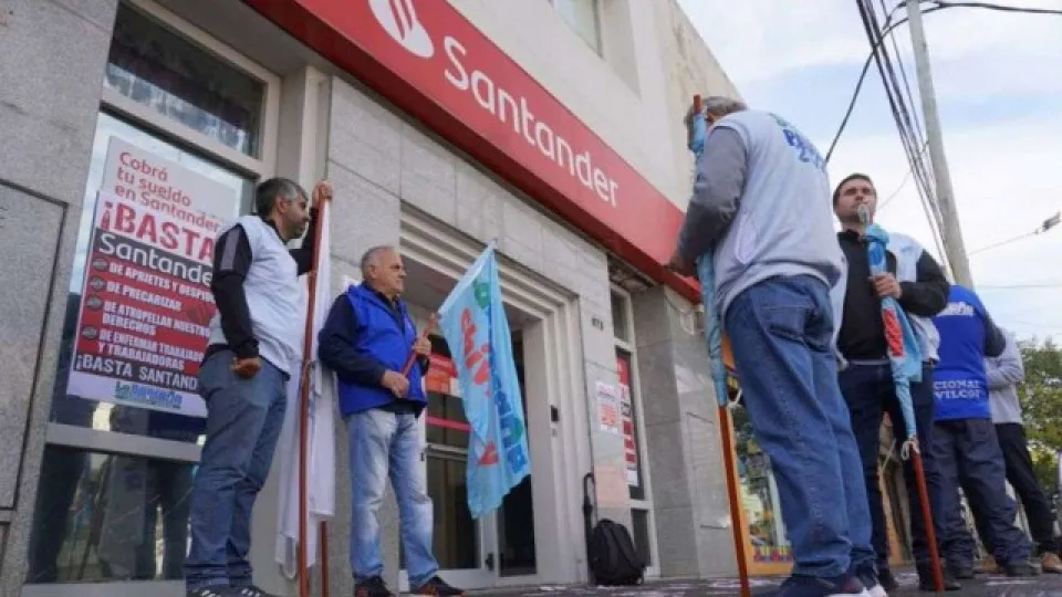 Bancos cierran 379 sucursales y el empleo cae 12% en apenas dos años