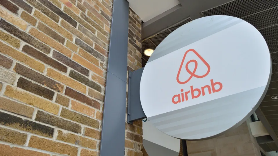 Airbnb pone límite a las tareas de los huéspedes: ya no podrán exigirte fregar los platos ni sacar la basura