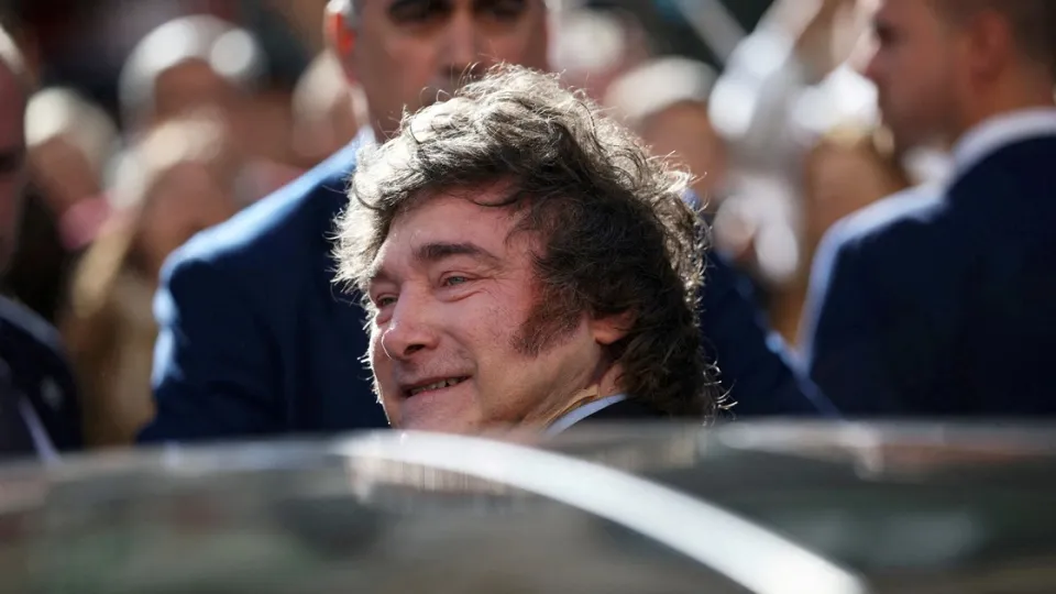 Milei viajó a Catamarca para visitar una planta de litio y compartir una caravana con militantes libertarios