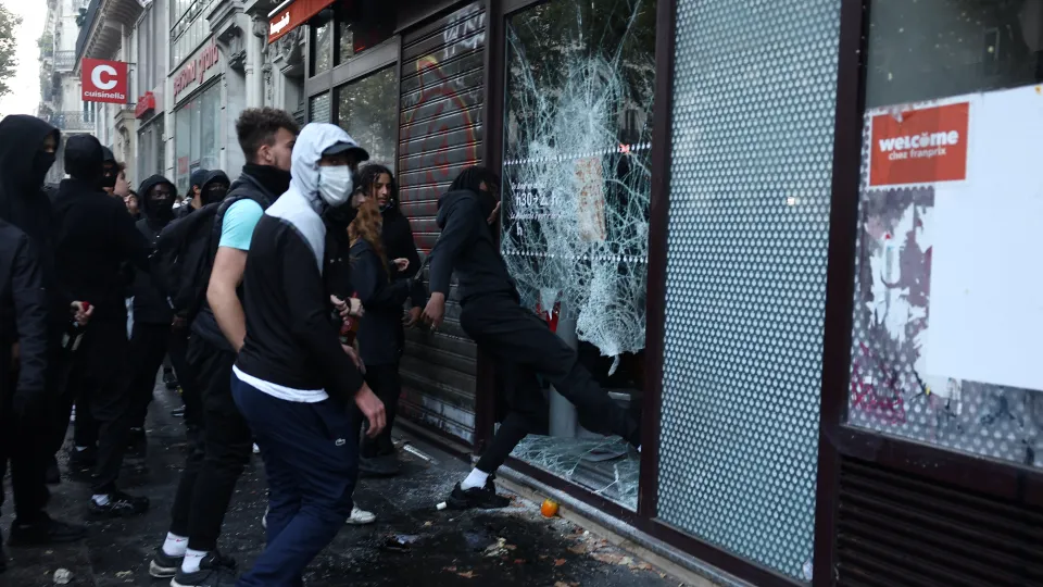 Un comerciante argentino en París describió el clima de tensión y miedo tras la ola de saqueos: “Espero que no me llamen para decirme que se prende fuego el local”
