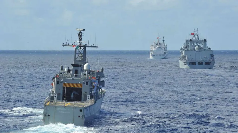 México acaba de declarar una guerra insólita: su Armada está persiguiendo una flota marrón de millones de toneladas que huele a podrido
