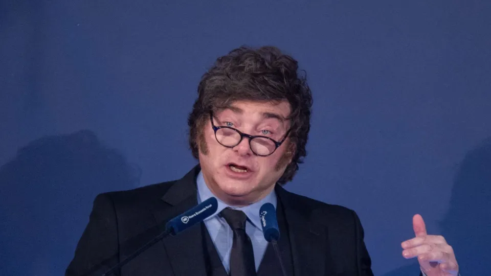 En el Gobierno debaten medidas de reactivación económica pero Milei se muestra inflexible