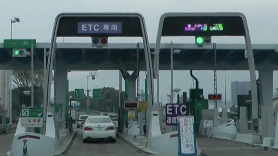 El sistema de telepeaje de Japón dejó de funcionar durante 38 horas y muchos conductores hicieron lo que les pareció más lógico: pagar