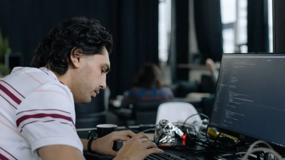 "Nos hemos quedado sin identidad": los programadores tienen otro frente con la IA: su salud mental