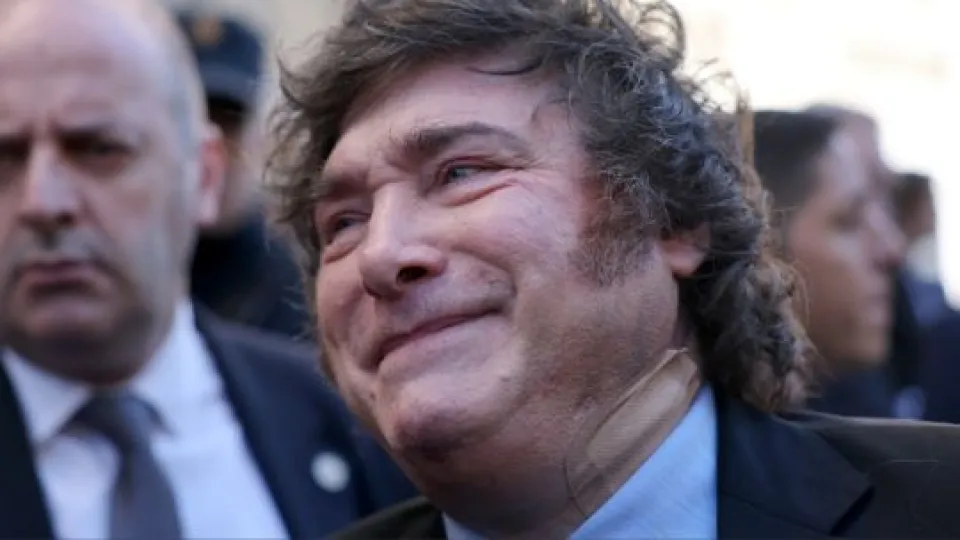 El vendaje en el cuello de Milei que preocupó en España y el silencio en Casa Rosada