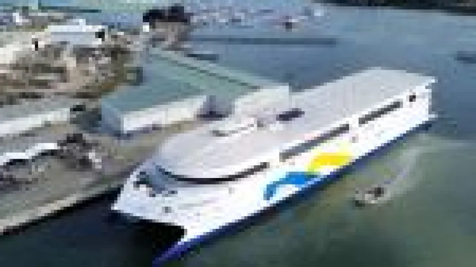 El barco eléctrico más grande del mundo empieza a transportar pasajeros: 2.100 personas y 225 vehículos
