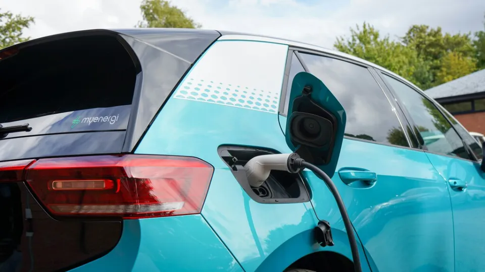 Cargar el coche eléctrico sin garaje es el gran tema pendiente. Europa lo está resolviendo con farolas, bordillos y surcos en la acera