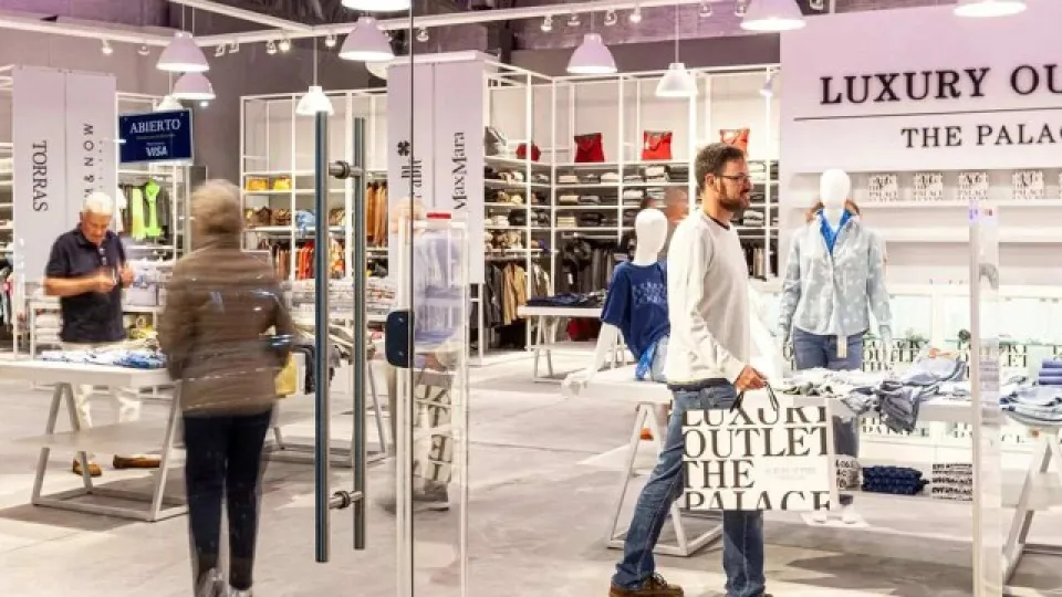 The Luxury Outlet The Palace ofrece descuentos de hasta el 60% y zapatillas desde $29.000