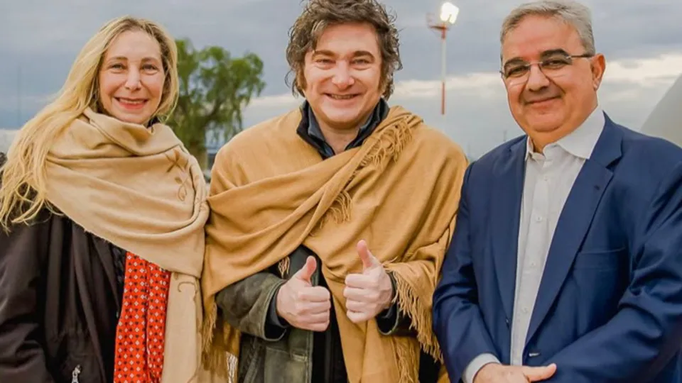 Javier Milei llegó a Catamarca, donde recorrerá una mina de litio del RIGI con un aliado peronista