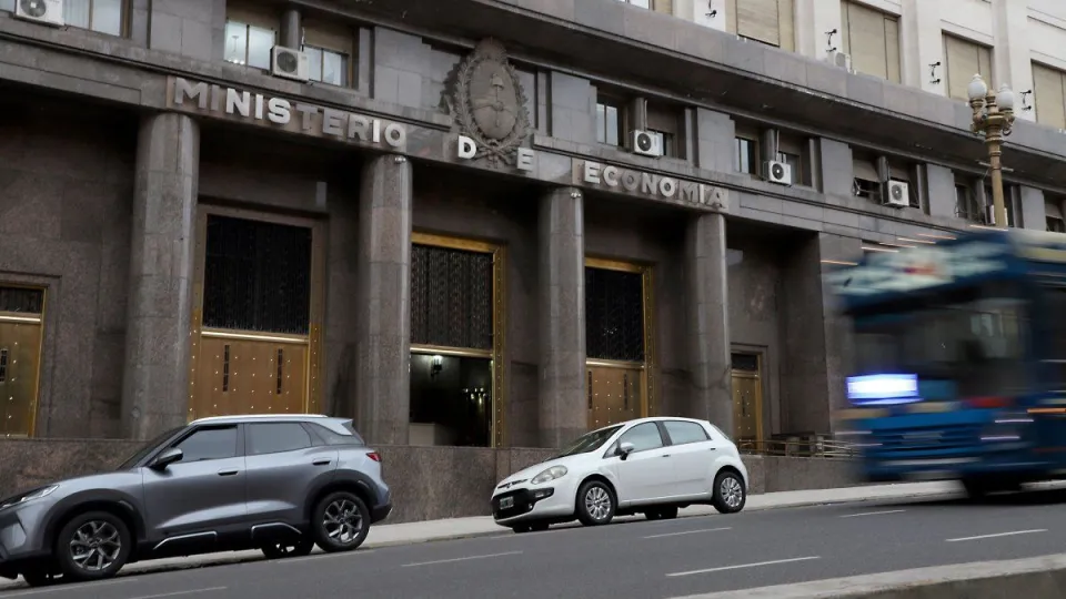 Argentina se ubica entre los 11 países con mejores cuentas fiscales, pero hay dos riesgos que preocupan a los inversores