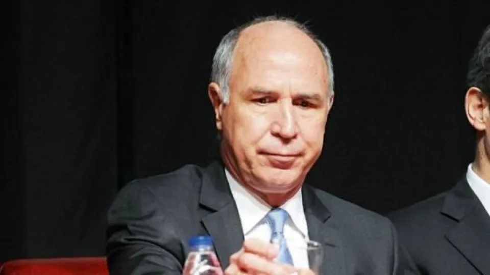 Escracharon a Ricardo Lorenzetti en la UBA al grito de "la tierra no se vende"