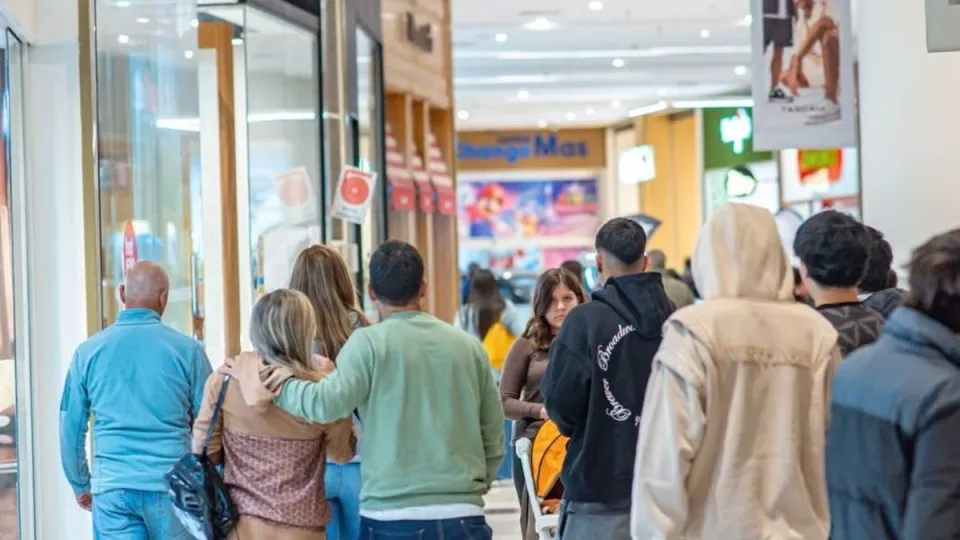 La confianza del consumidor volvió a subir en octubre, pero aún no alcanza el nivel de 2025
