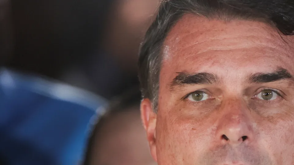 Flávio Bolsonaro llegó a Miami tras salir por Iguazú: qué se sabe del rol del Gobierno