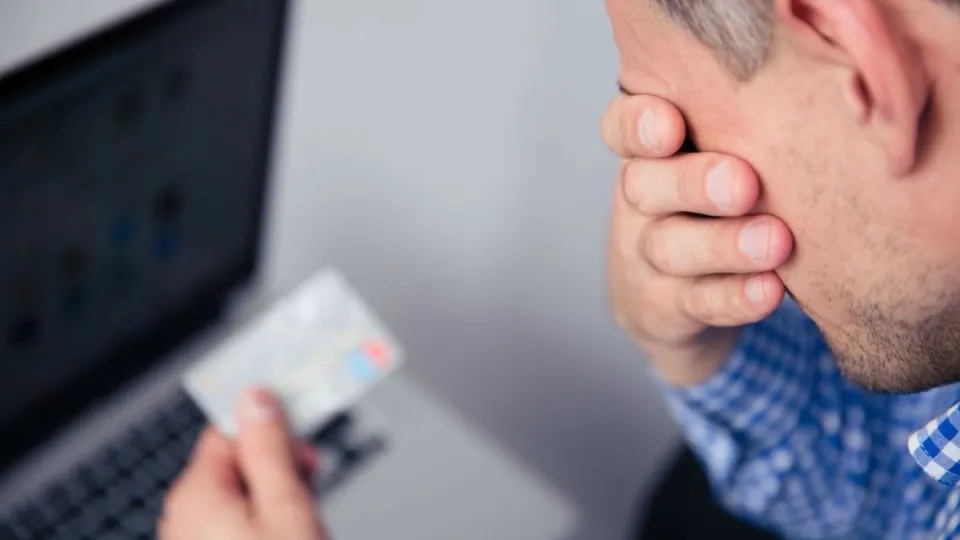 Endeudamiento: 8 de cada 10 argentinos llegan sin margen a fin de mes y usan tarjeta de crédito para financiarse