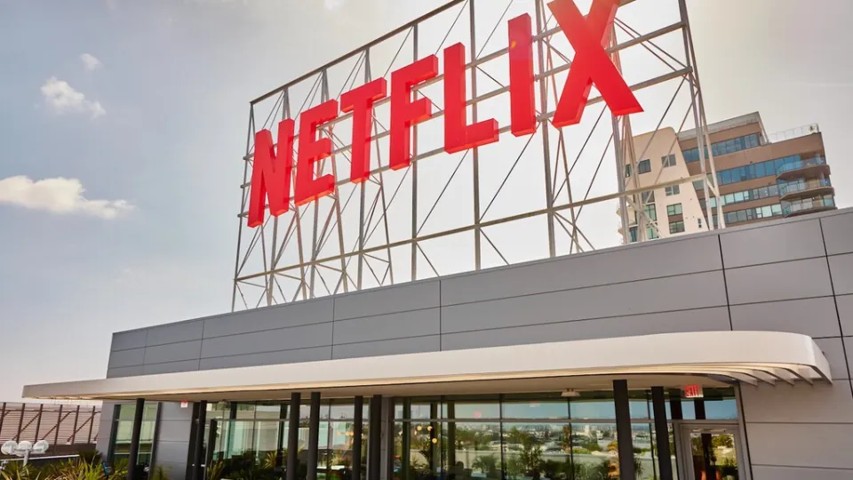 Netflix ingresa más que nunca, pero vende pocos anuncios. La consecuencia son mil despidos y dos directivos históricos en la calle
