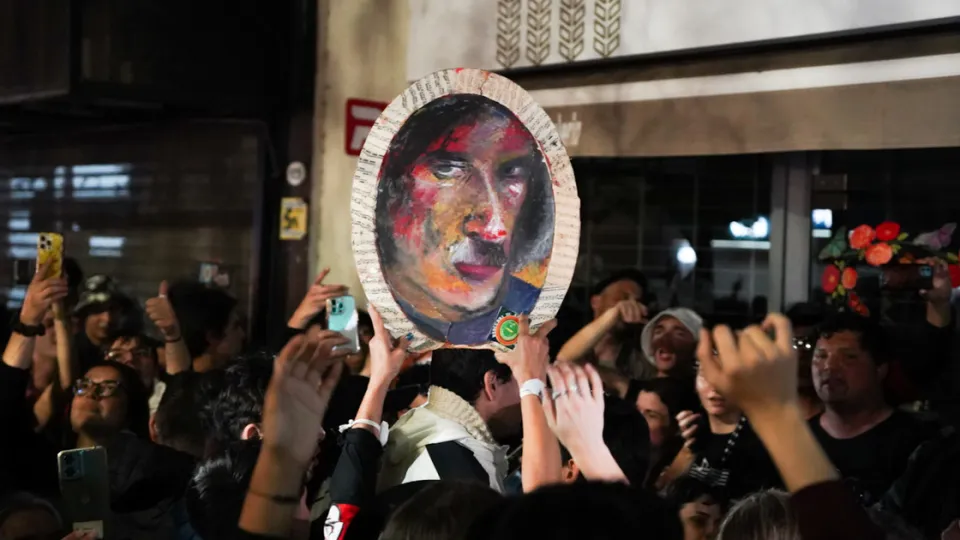 Los 75 años de Charly García: así fue la vigilia que transformó la puerta de su casa en un recital
