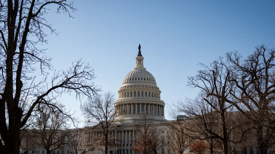 Insólito arresto en Illinois: un hombre envió polvo sospechoso a congresistas y fue capturado por el FBI porque había escrito su propio nombre y dirección en los sobres