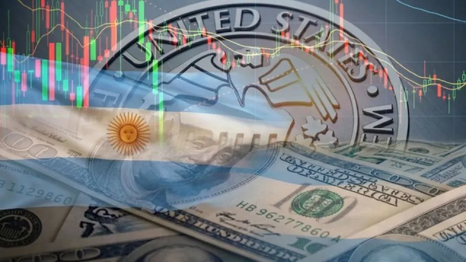Presión sobre bonos argentinos, riesgo país y dólar, lo que viene tras medida de la Fed