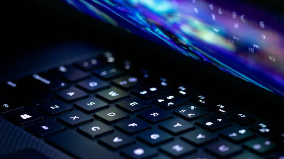 Si tienes una pantalla OLED, esta app gratuita corrige uno de los peores problemas de Windows