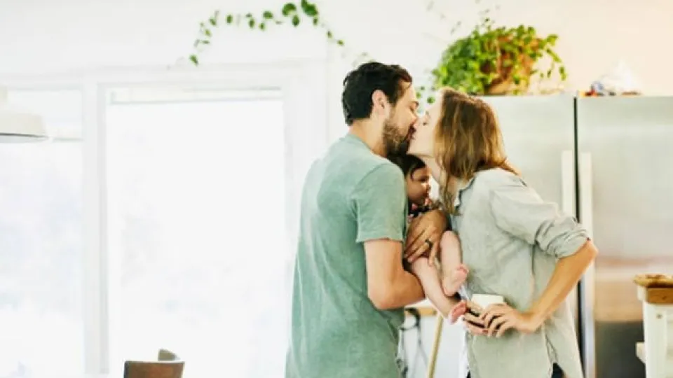 Licencias parentales modernas: los países que ya ofrecen más días a padres