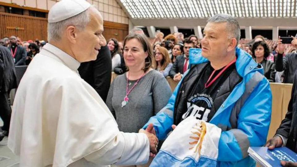 Los movimientos populares le preparan un documento a León XIV