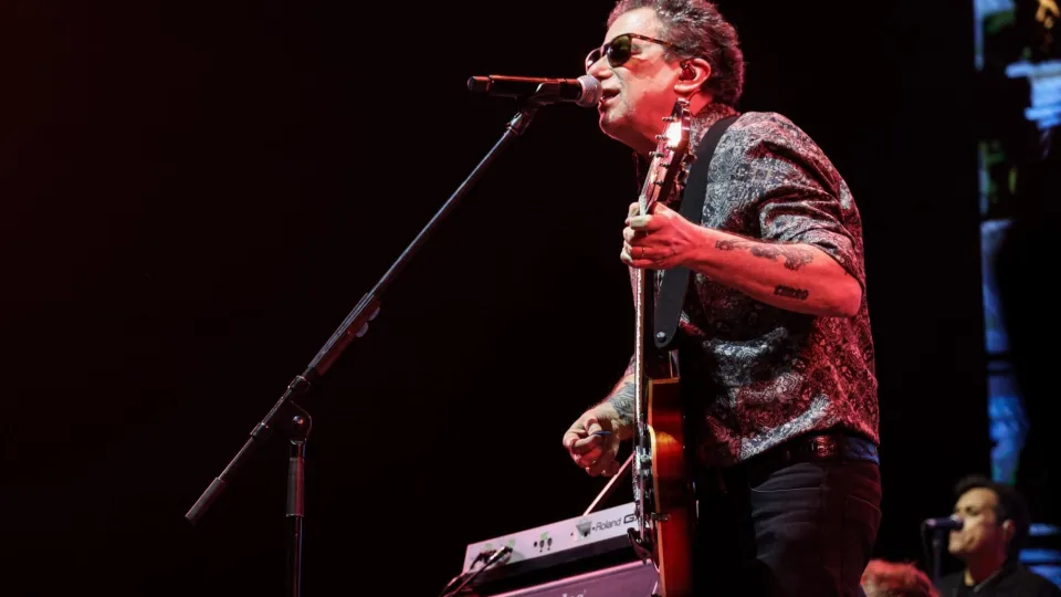 Andrés Calamaro frenó el canto de “el que no salta es un inglés” del público