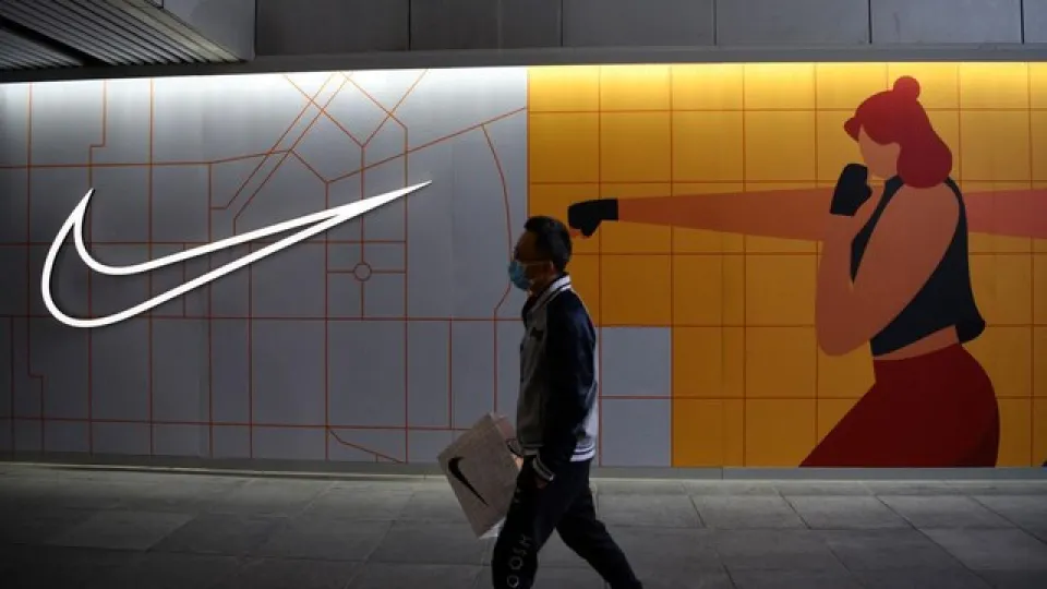 Acciones de Nike se desploman 40% y analistas del mercado avisan si es momento de comprar