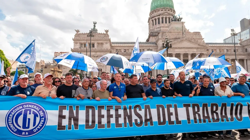 Sin paros generales y con un acto en una cancha: la nueva estrategia de la CGT que pone en la mira tanto al Gobierno como al PJ