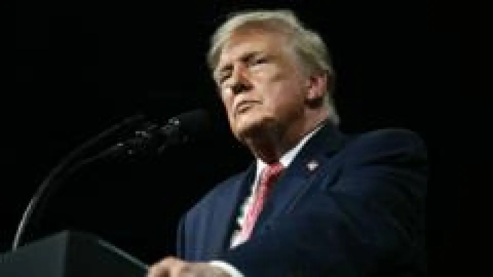 La justicia le ordena a Trump responder preguntas bajo juramento en su demanda contra la BBC