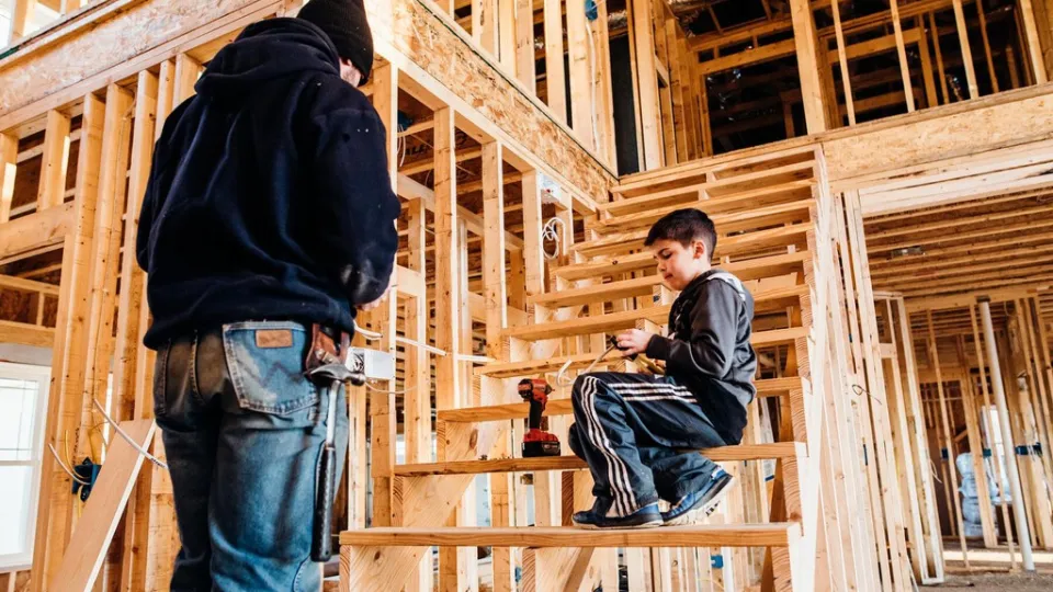 "La IA no va a meterse debajo de las casas para instalar tuberías”: en EEUU y Francia los oficios manuales están al alza
