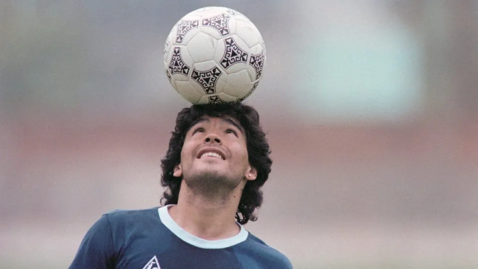 Diego Maradona cumpliría 66 años: la vida de astro representada en el cine y la música