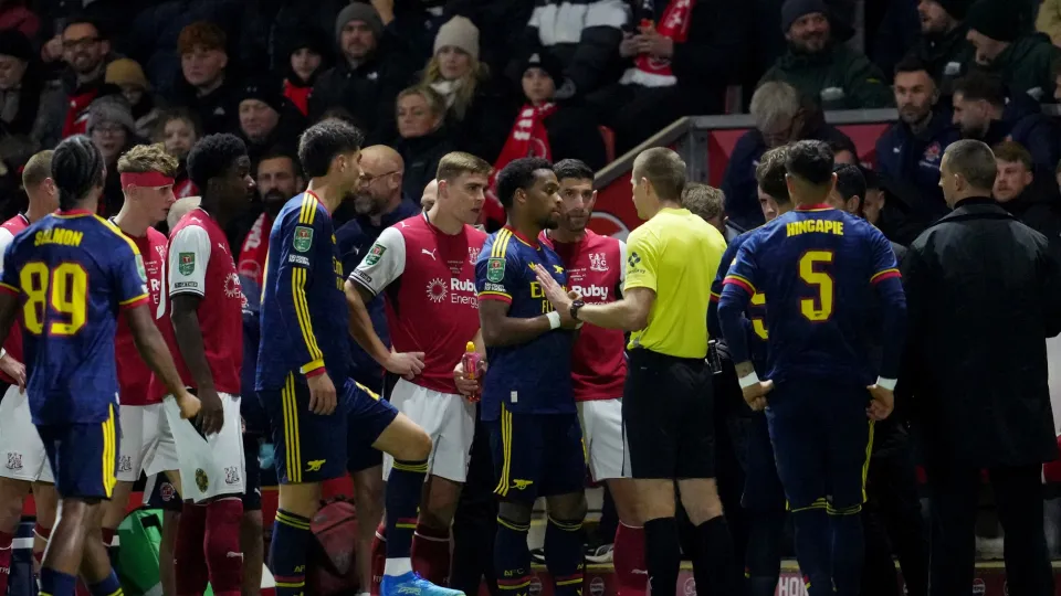 Insólito momento en Arsenal vs. Fleetwood Town: un dron sobrevoló la cancha y obligó a detener el partido