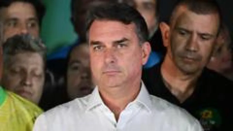 Por qué la justicia brasileña ordenó a Flávio Bolsonaro entregar sus pasaportes (y el misterio sobre su paradero)
