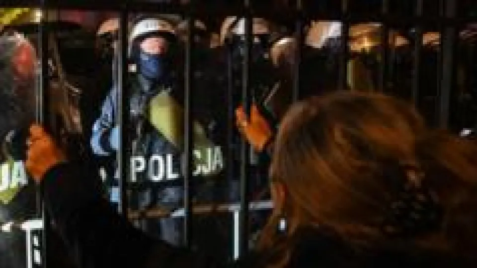 Despliegan a la policía en Polonia ante un enfrentamiento entre el primer ministro y la oposición por el control del Tribunal Constitucional