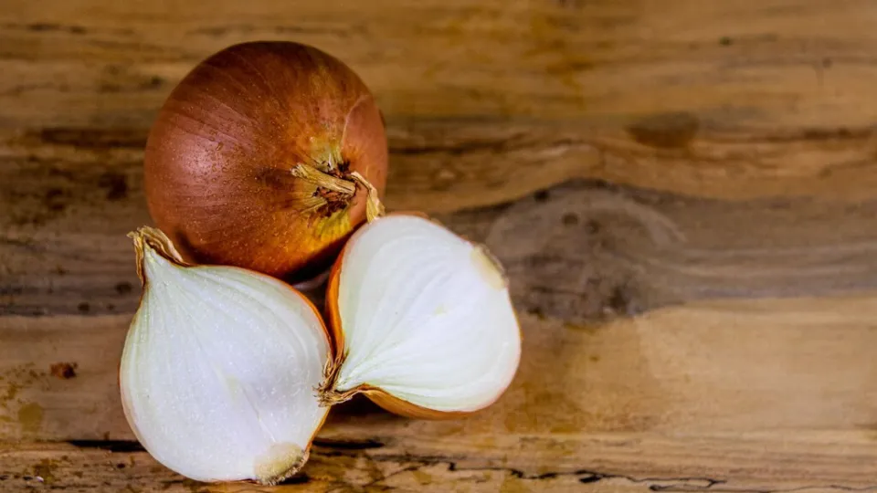 La ciencia lo tiene claro: las cebollas que tienen un brote verde son seguras para comer