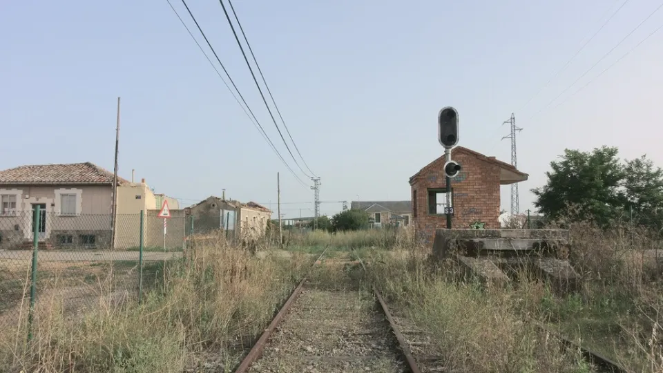España tiene todo un corredor ferroviario completamente abandonado y ya hay quien quiere recuperarlo con 35.000 traviesas recicladas