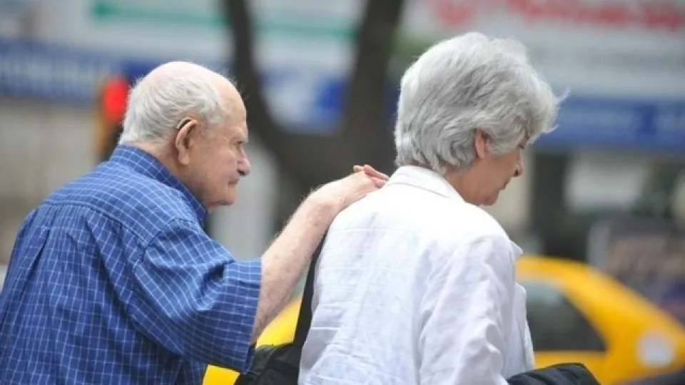 Jubilados: cuánto debería aumentar el bono de $70.000 para recuperar su valor de 2024