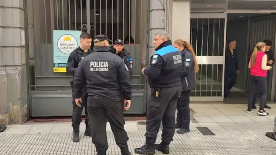 Toma de rehenes en una comisaría porteña: los presos liberaron al policía tras un insólito pedido