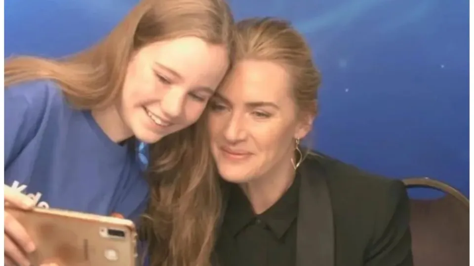 El día que Kate Winslet consoló a una joven periodista que estaba nerviosa por su primera entrevista y dejó una lección de vida: “Lo hemos decidido”