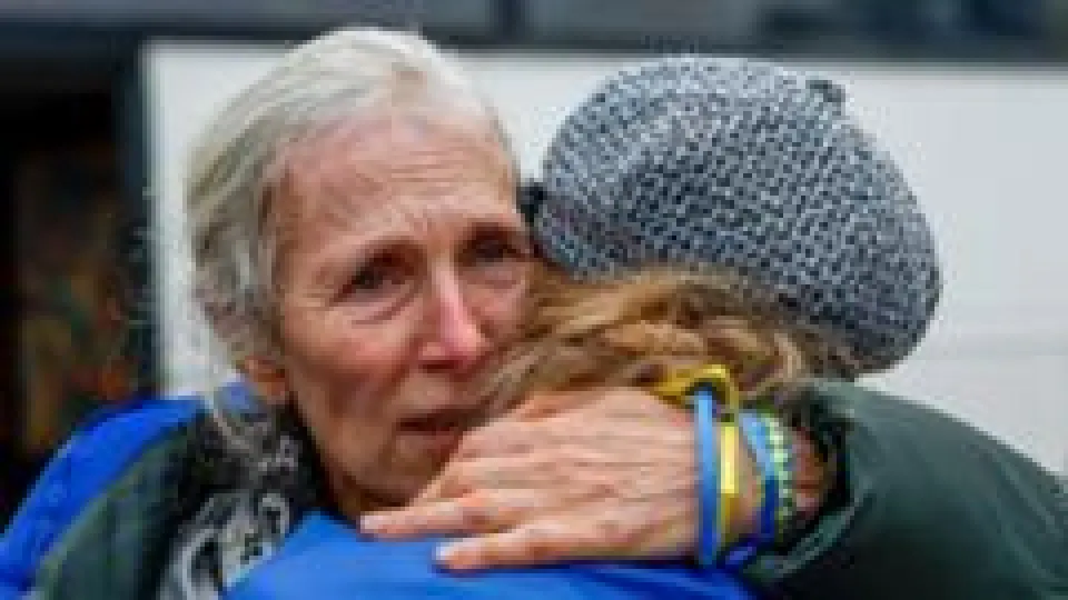 Refugiados ucranianos se reúnen con sus familias luego de estar años atrapados en territorio ocupado por Rusia